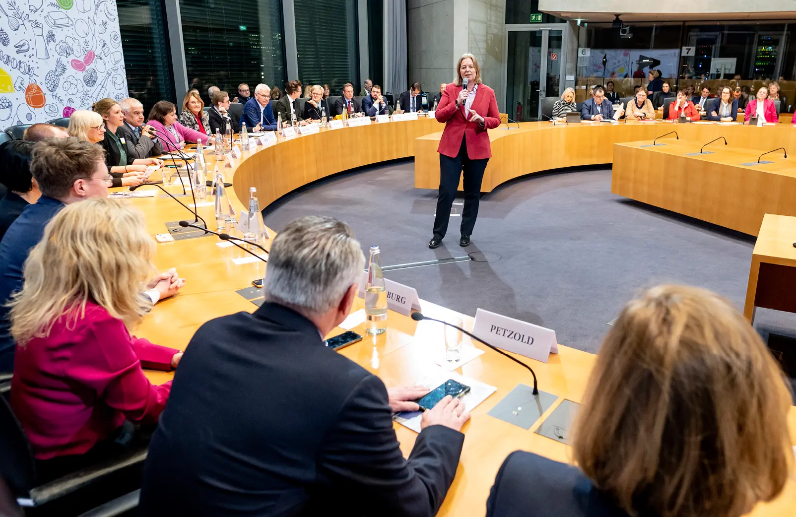 Kostenloses Mittagessen für alle Schüler:innen –eine hitzige Debatte