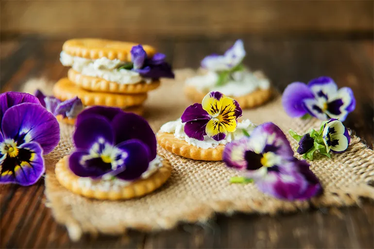 Edible flowers biscuits