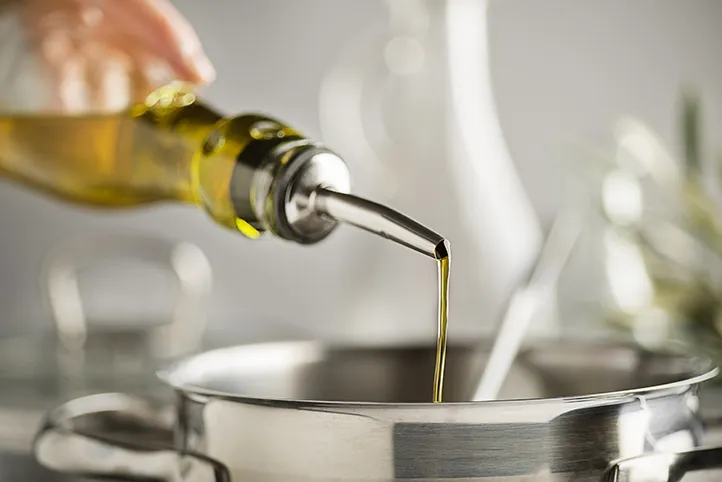 Olive oil pooring